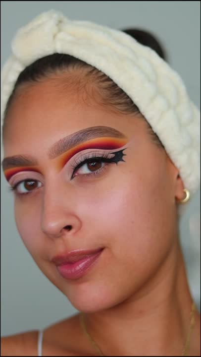 Story Cover - Create Clean Eyeliner Looks