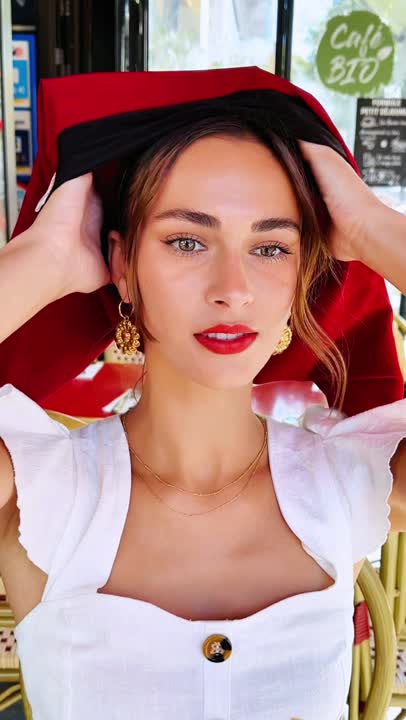 Bonnet turban rouge red bijoux perles au front oriental rétro pinup